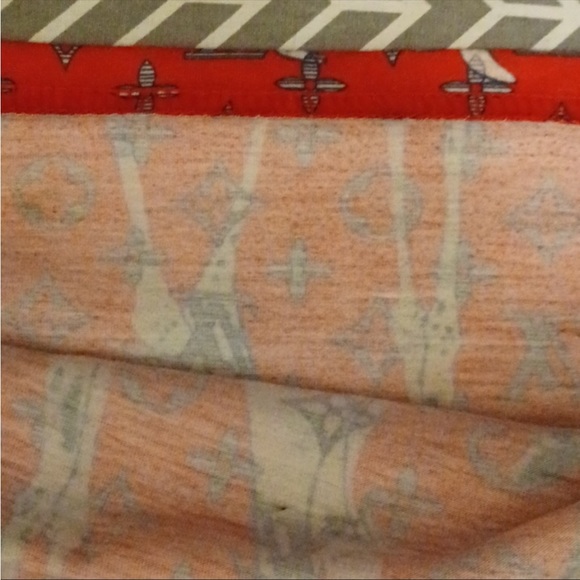 Red Lui V shirt ❗️fits like M or S contrary to what the tag says - Picture 7 of 8